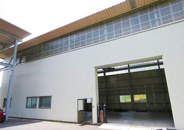 大きな入り口を設置し、ガルバリウム鋼板を使用し建設された工場・倉庫