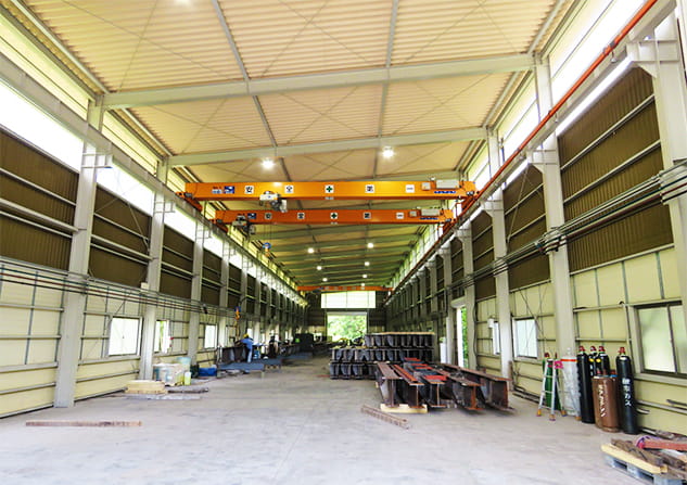奥行きも広く、天井クレーンが設置された工場内の様子