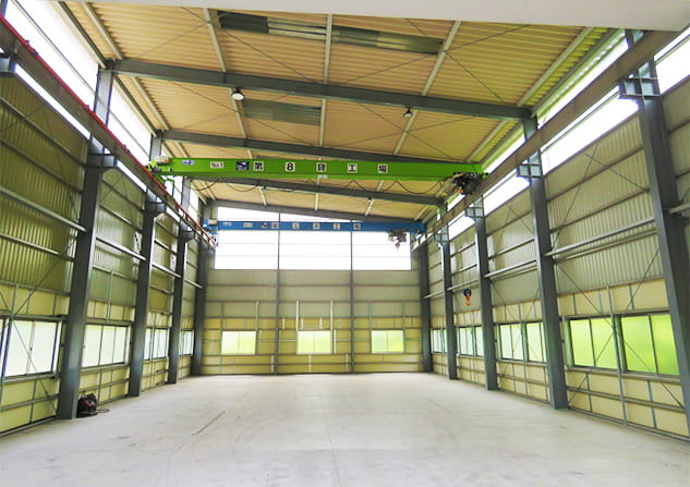 奥行きも広く、天井クレーンが設置された工場内の様子