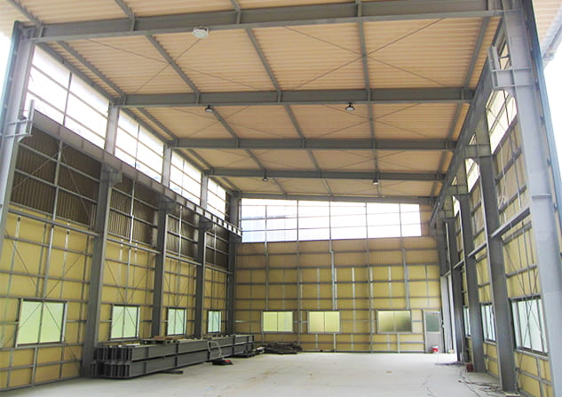 奥行きも広く、鉄骨とガルバリウム鋼板を使用し建築された工場内の様子