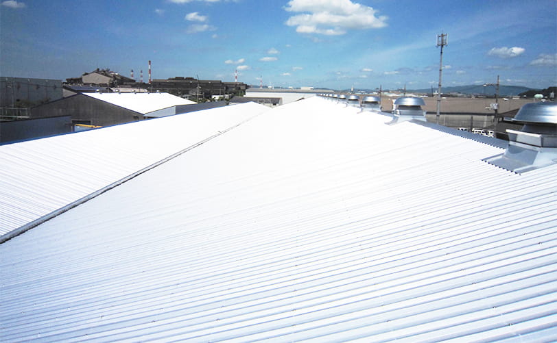 カバールーフ工事を施し、真っ白できれいになった工場の屋根の様子
