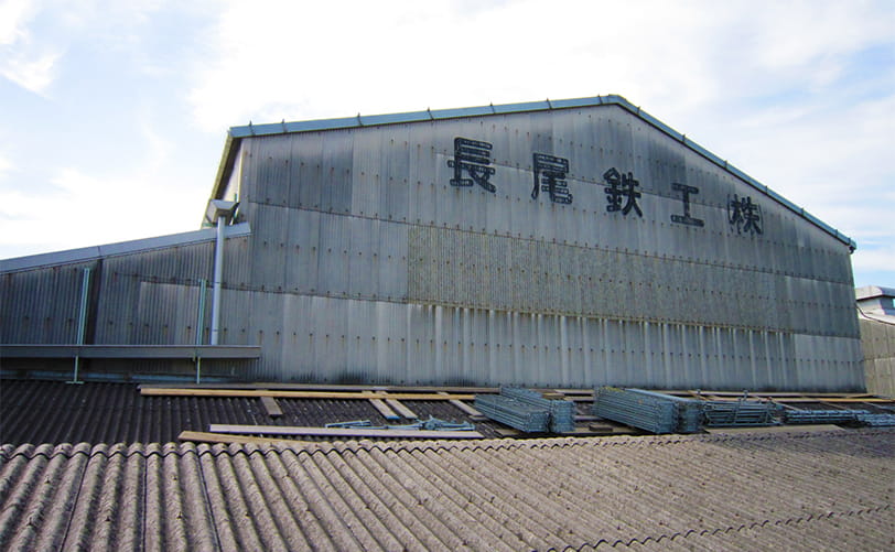 経年劣化が進んだ、工場の屋根や壁のスレート