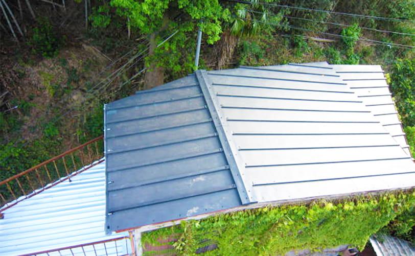 ガルバリウム鋼板を使いカバールーフ工事を施し、綺麗になった一般住宅の屋根