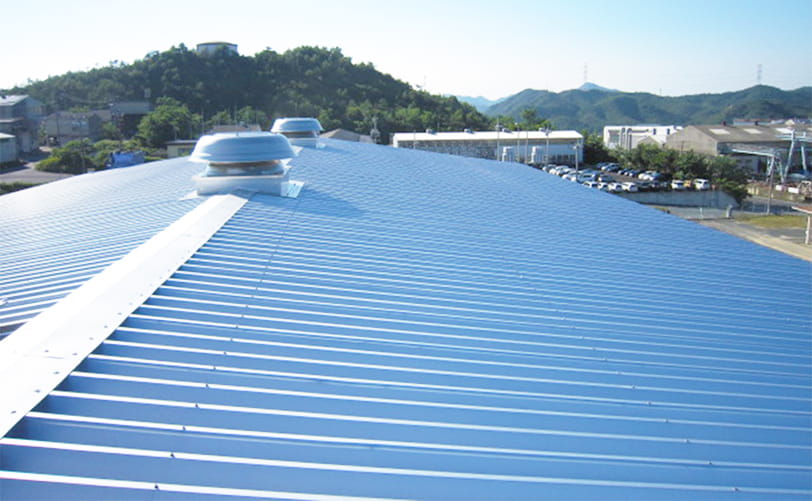 ガルバリウム鋼板を使い新築された工場の屋根