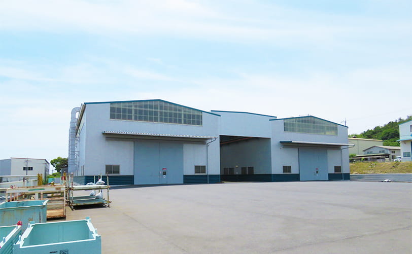 屋根や壁にガルバリウム鋼板を使い建築された大型の工場