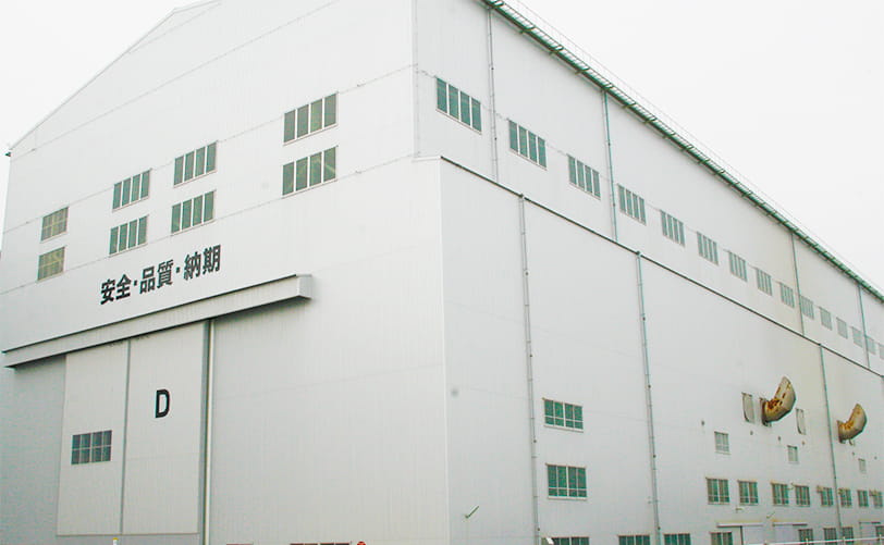 ガルバリウム鋼板を使い新築された、大型倉庫の様子